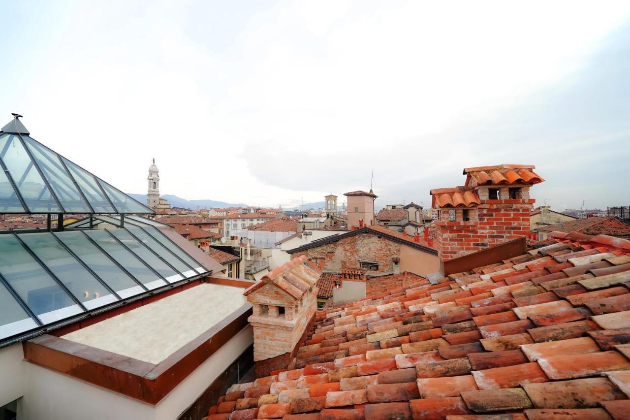 Bergamo Inn 21 Exteriör bild View of the roofs of the city